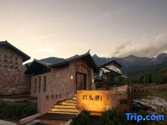 Lijiang Snow Mountain stone house