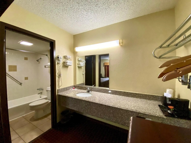 Super 8 by Wyndham Shawnee