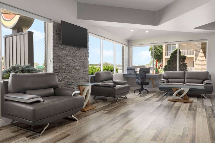 Super 8 By Wyndham Windsor/Dougall photo 8