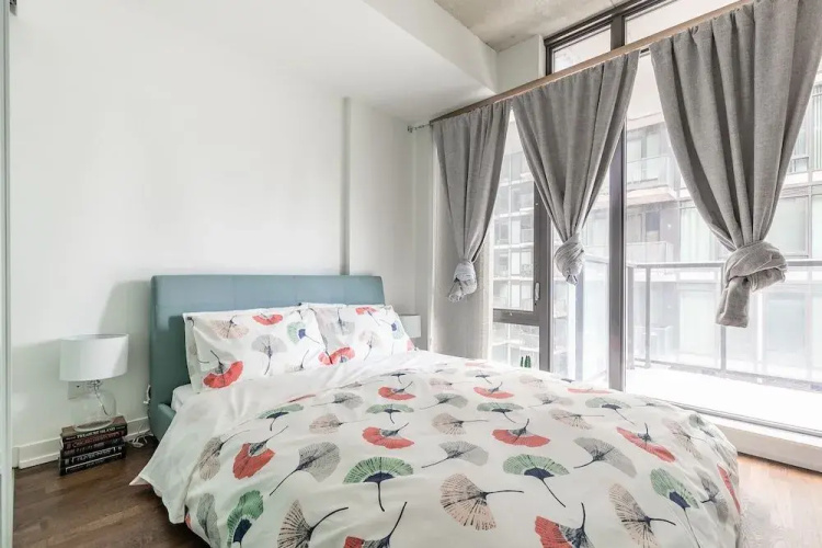 Stylish and Bright 1BR Condo King West