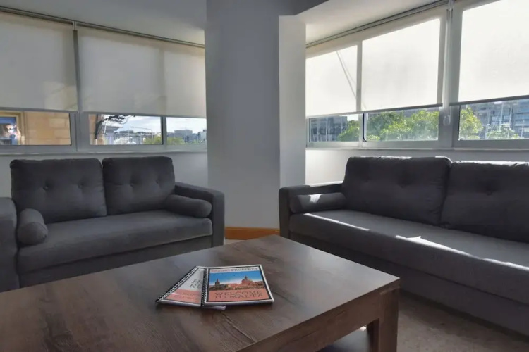 2 Bedroom Central Spacious With Sea Views
