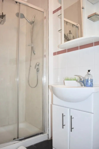 Central 1 Bedroom Apartment With Lively Decor