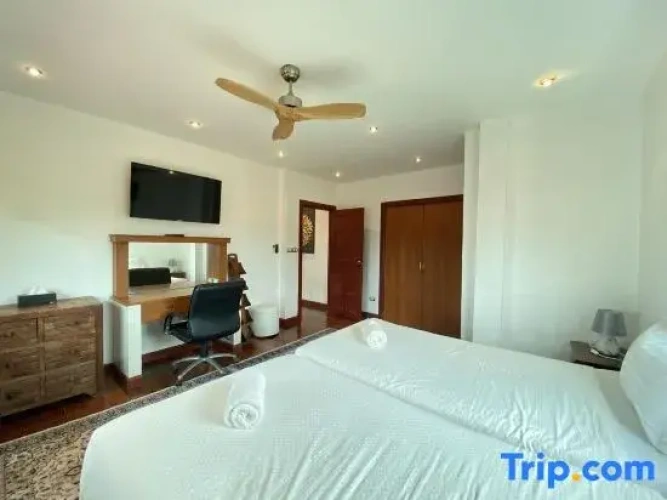 6 Bedrooms Villa