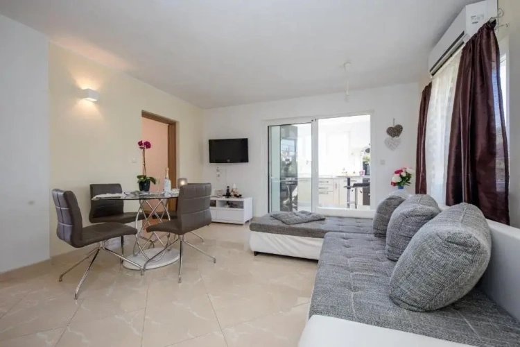 Apartment with sea view