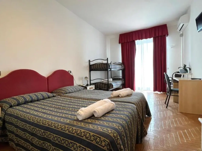 Standard Quadruple room with lake view