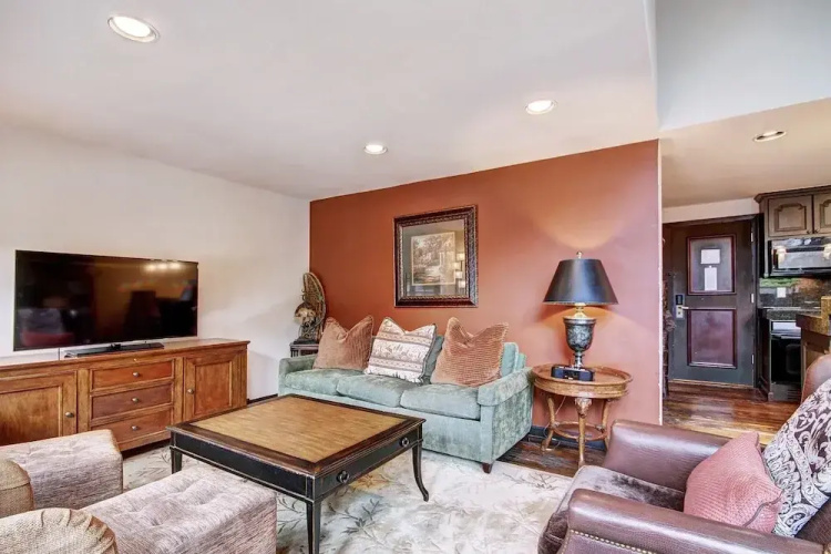 Rustic Mountain View 2Bedroom Condo- Lodge at Vail by RedAwning