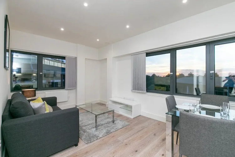 Deluxe Heathrow Apartments & Parking