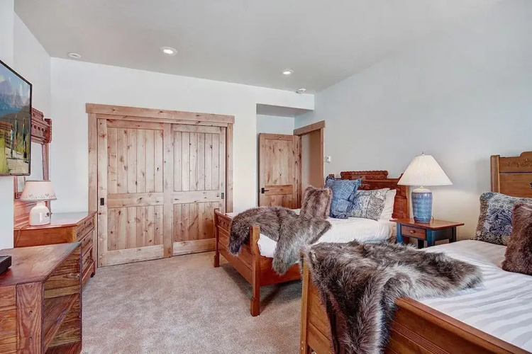 Gold Run Getaway 5 Bedroom Home by RedAwning