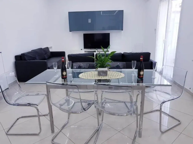 3 Bedrooms Apartment