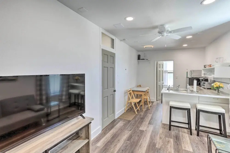 Walk to Dining, Breweries & Shops! Dtwn Custer Apt