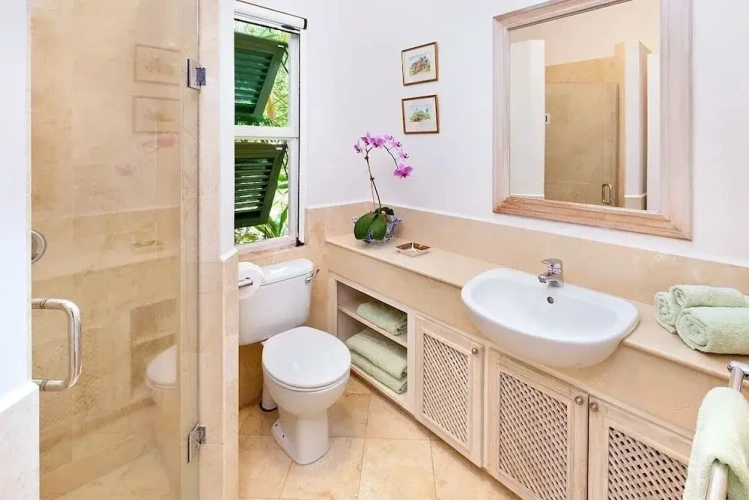5 Bedrooms Villa