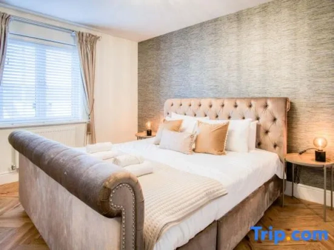 6 Bedrooms Apartment