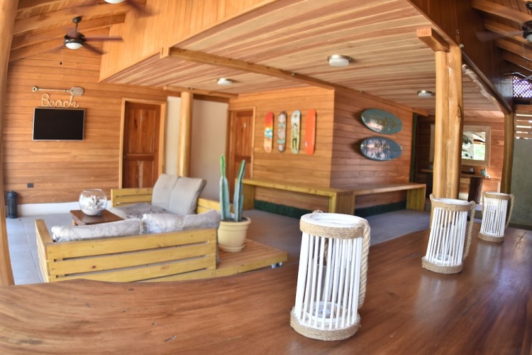 Casa Aura Beachfront Premium Hostel