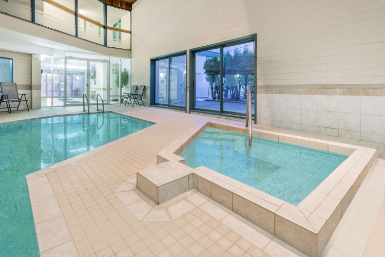 Ramada By Wyndham Quesnel photo 14