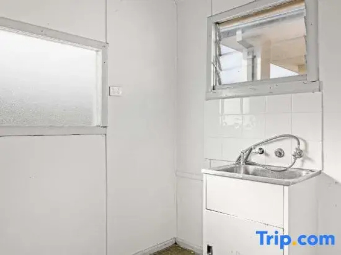Convenient Room – Walk to Train & Shops