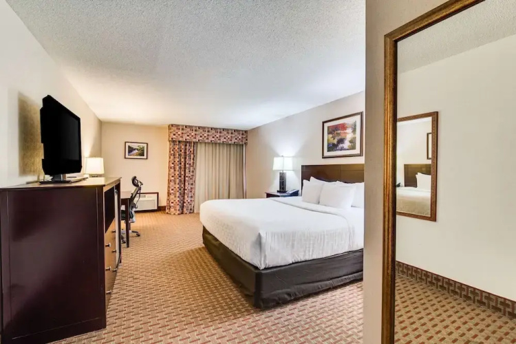 Holiday Inn Minot Riverside