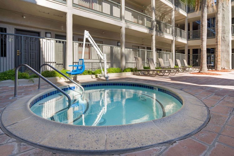 La Quinta Inn & Suites by Wyndham Orange County Airport photo 16