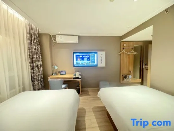 Standard Double room with street view
