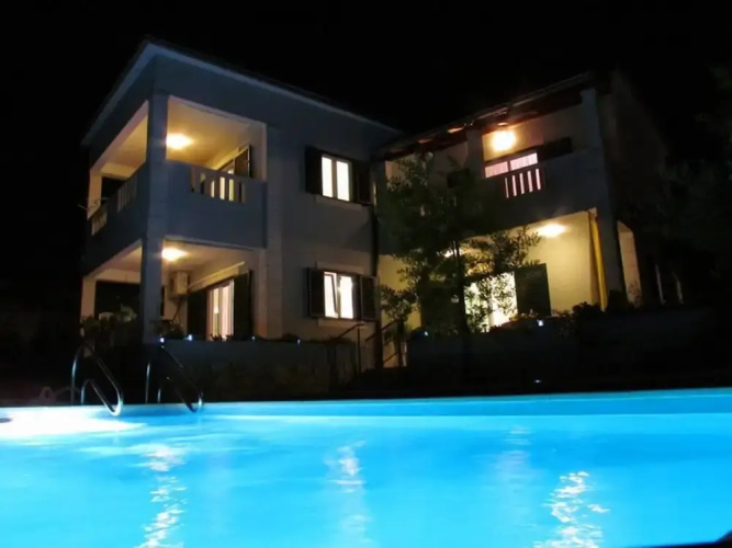 4 Bed Villa Sleeps 9 - Pool, Pets, Garden, Parking