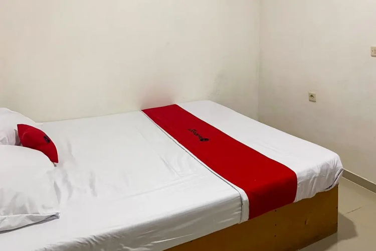 RedDoorz near Pasar Baru 4
