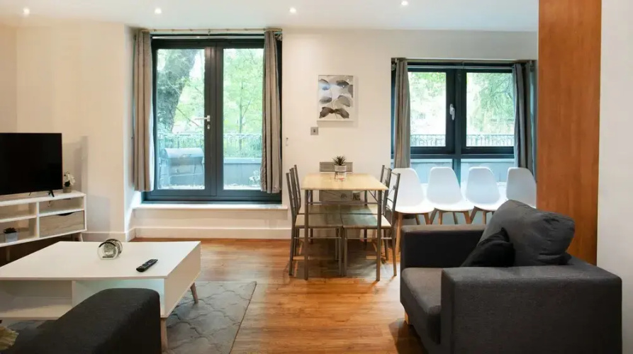 Spacious 2 Bed Parking Close To Centre
