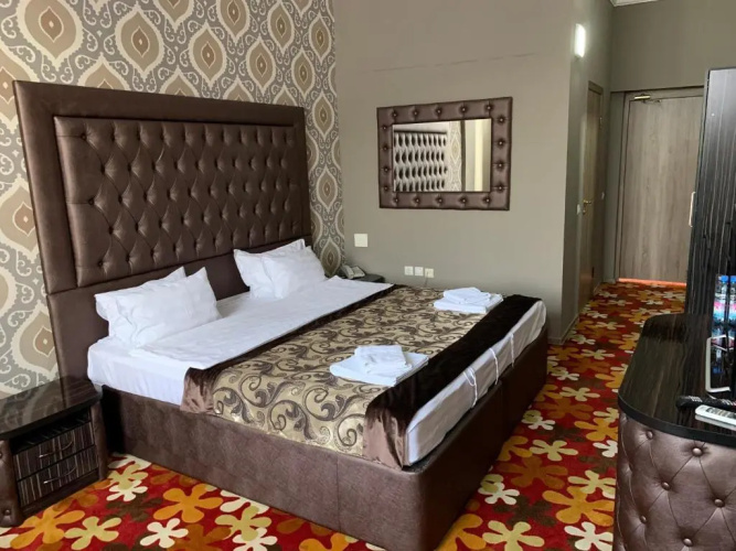 DeLuxe Plaza Hotel