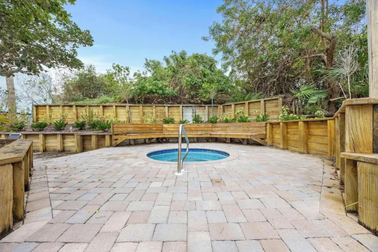 Treetop Beach Condo Sleeps 7!