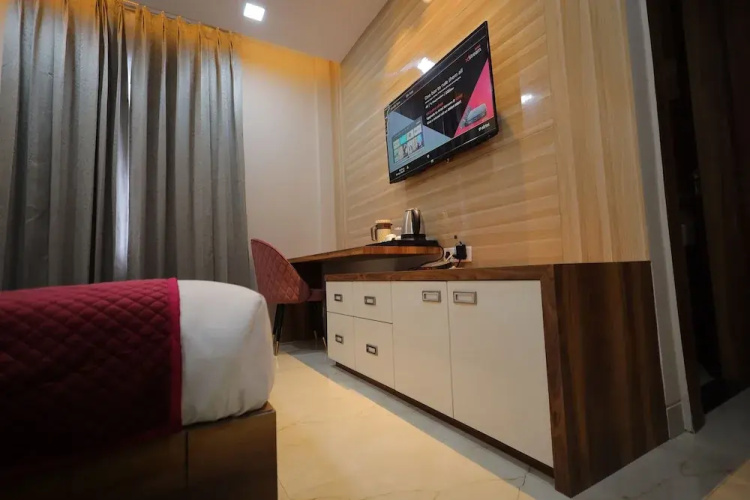 Hotel Taj Crown Plaza