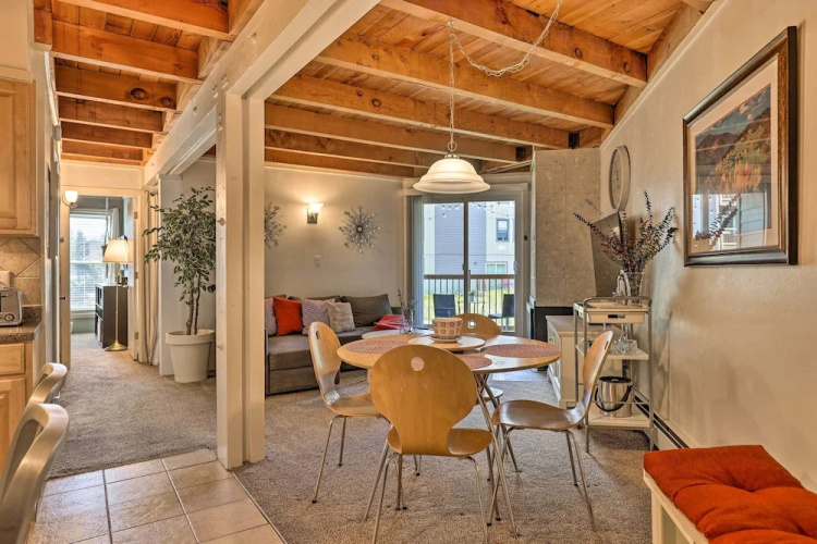 Ski Shuttle & Pool: Modern Silverthorne Condo!