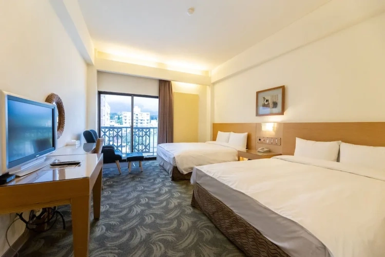Standard Quadruple room with city view
