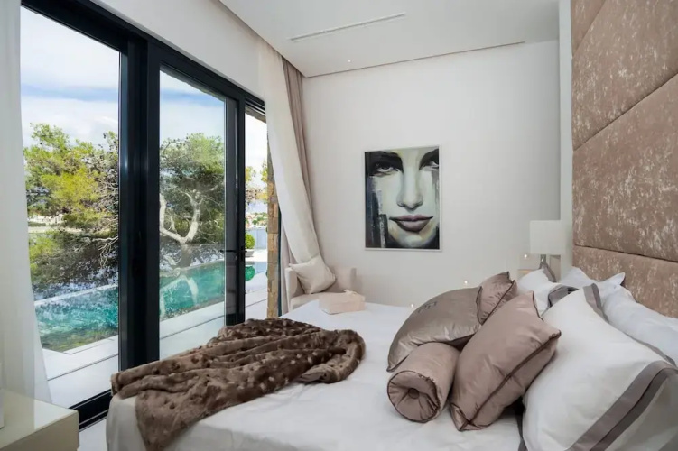Luxury Villa Silent with Infinity Pool