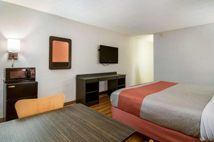 Motel 6 New Stanton, PA