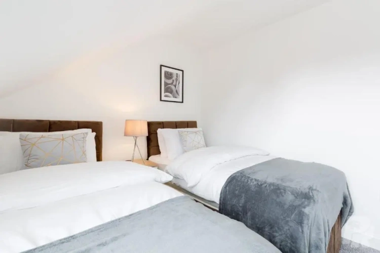 4 Bedrooms Cottage