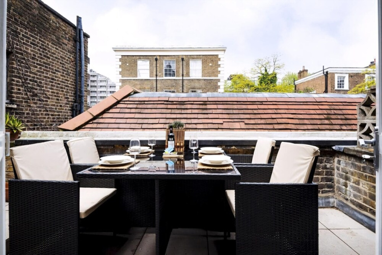 Bright 1BR + Balcony by Hyde Park