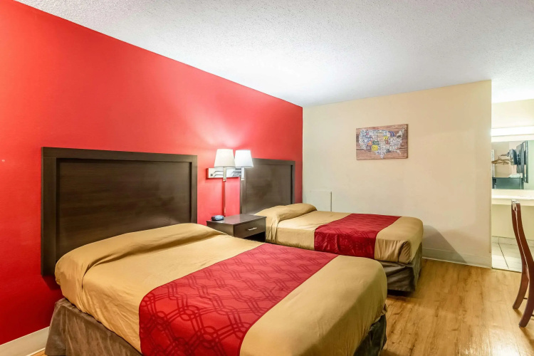 Econo Lodge East