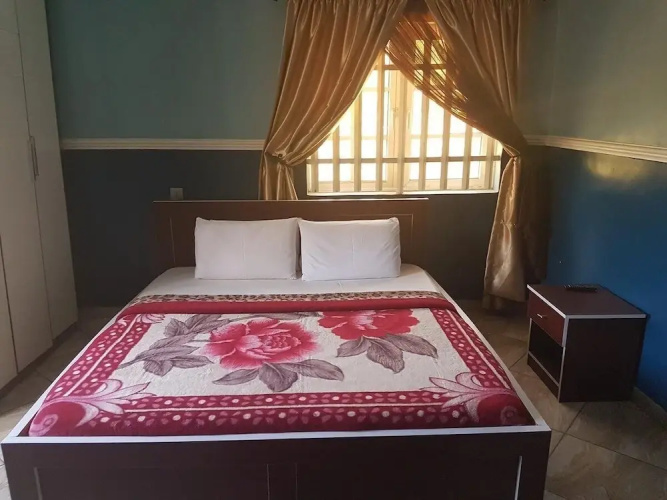 Franzy Suites And Lounge
