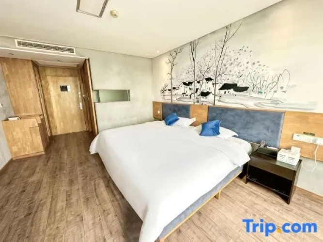Standard Twin room with lake view