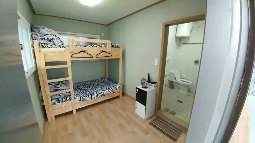 Ninano Guesthouse - Hostel