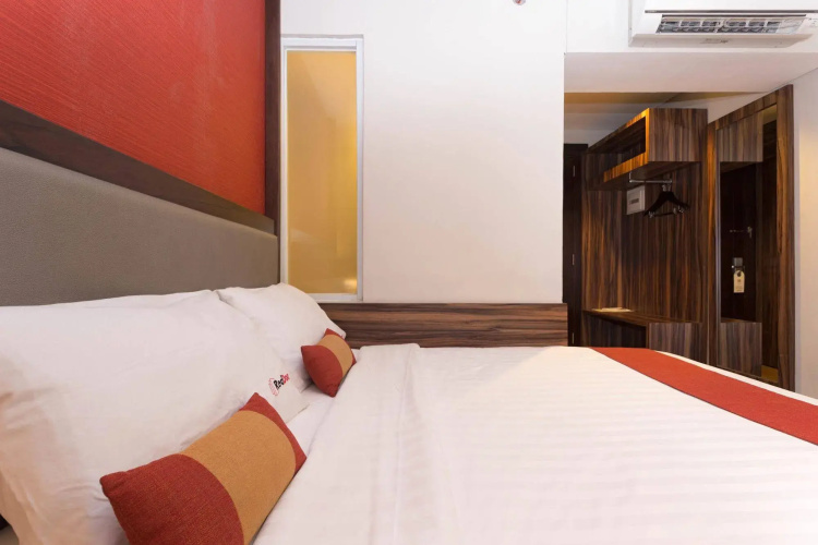 RedDoorz Plus near Blok M Square