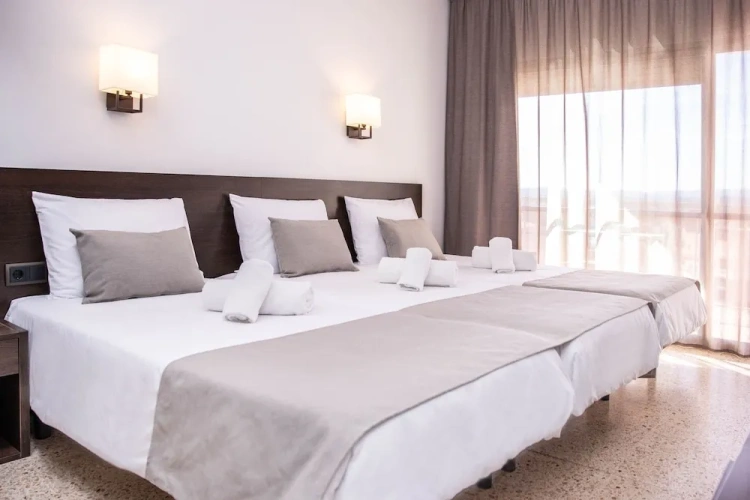 Standard Triple room