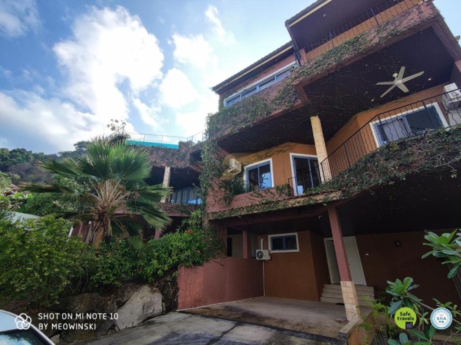 4 Bedrooms Villa with partial sea view