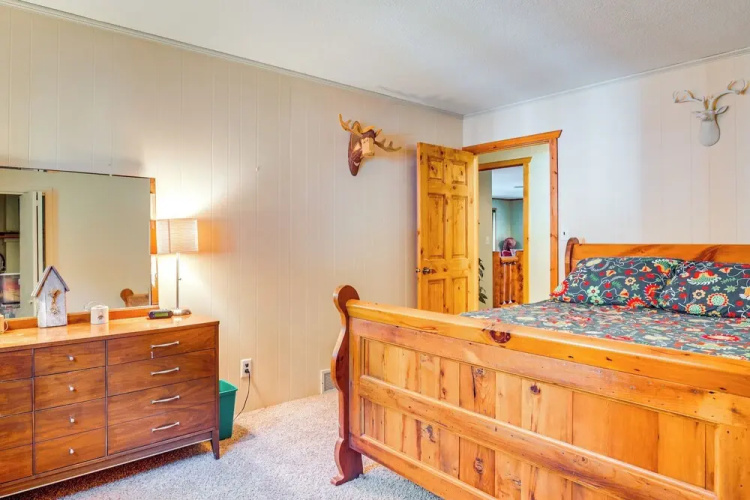 Lake Tomahawk Fall Retreat w/ Foliage & Lake Views