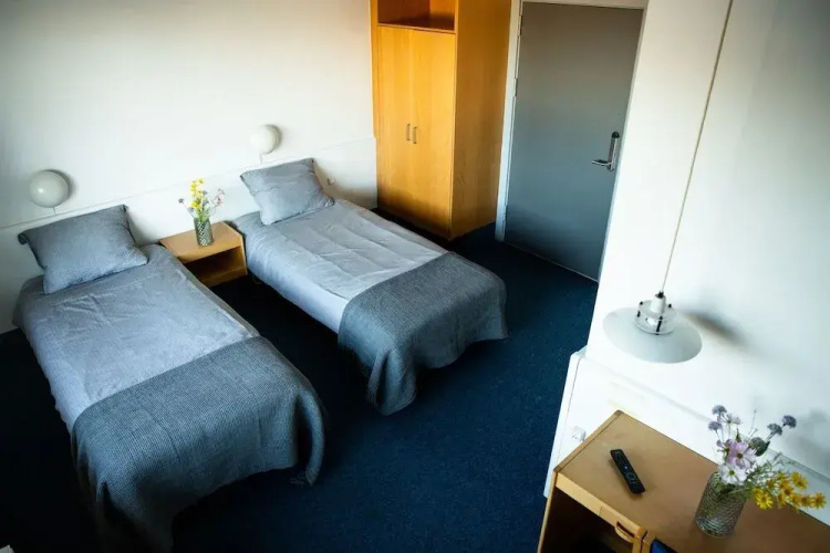 Hotel B