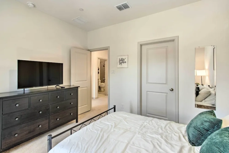 3 Bedrooms Apartment