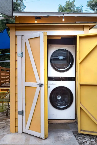 East Austin Bungalow w Bbq, Firepit, Fun Yard