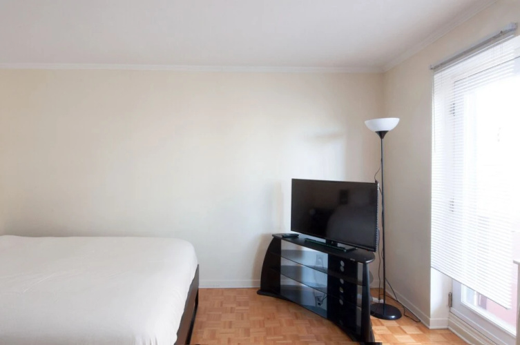 Comfortable Downtown Studio Apartment by Namastay