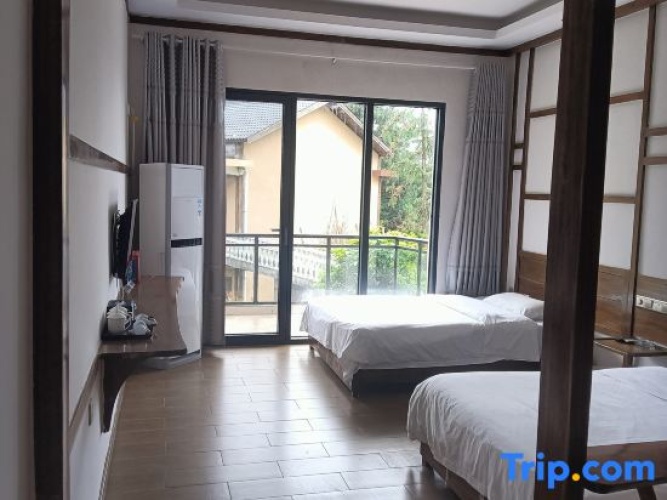 Standard Twin room with balcony