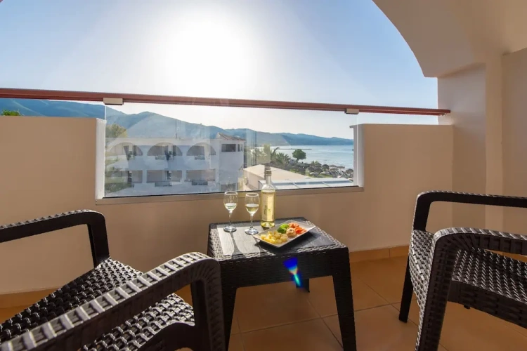 1 Bedroom Superior Double room with partial sea view
