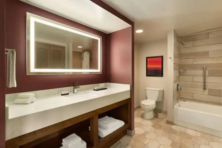 Hilton Phoenix Suites