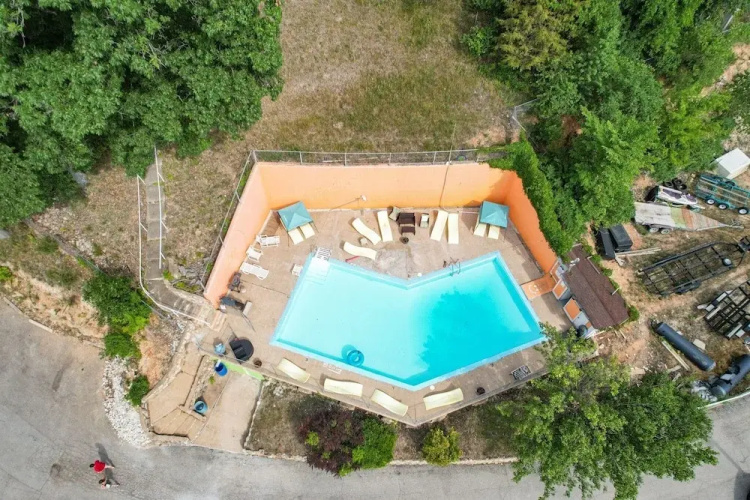 Great Views and Pool Next to Docknockers!